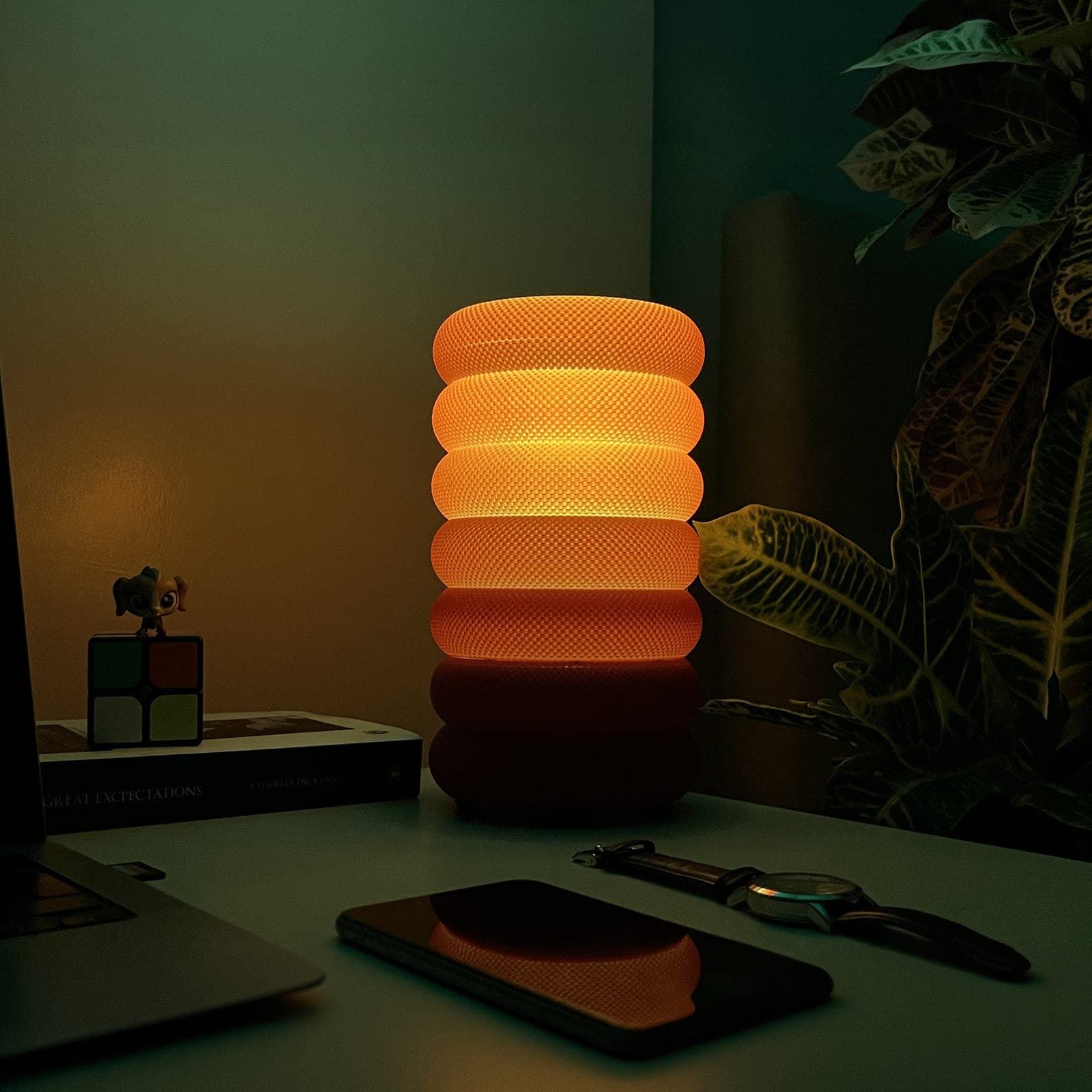 Halkalı dokulu akıllı LED lamba, Smart Life güvenlik ekranı arka planda